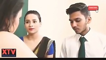 अमेरिकन कॉलेज स्टूडेंट अपने टीचर के साथ इंटिमेट होती है।