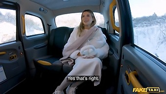 Un Model De Lenjerie Frumos Are Sex Dur Și Rapid Cu Șoferul Unui Taxi Fals.