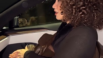 O Tânără Care Vrea Să Facă Sex Cu Un Străin Este Controlată De Soțul Ei, Care Este În Cuckolding.